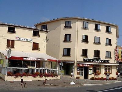 Hotel De La Mere Michelet Confolens Exterior foto